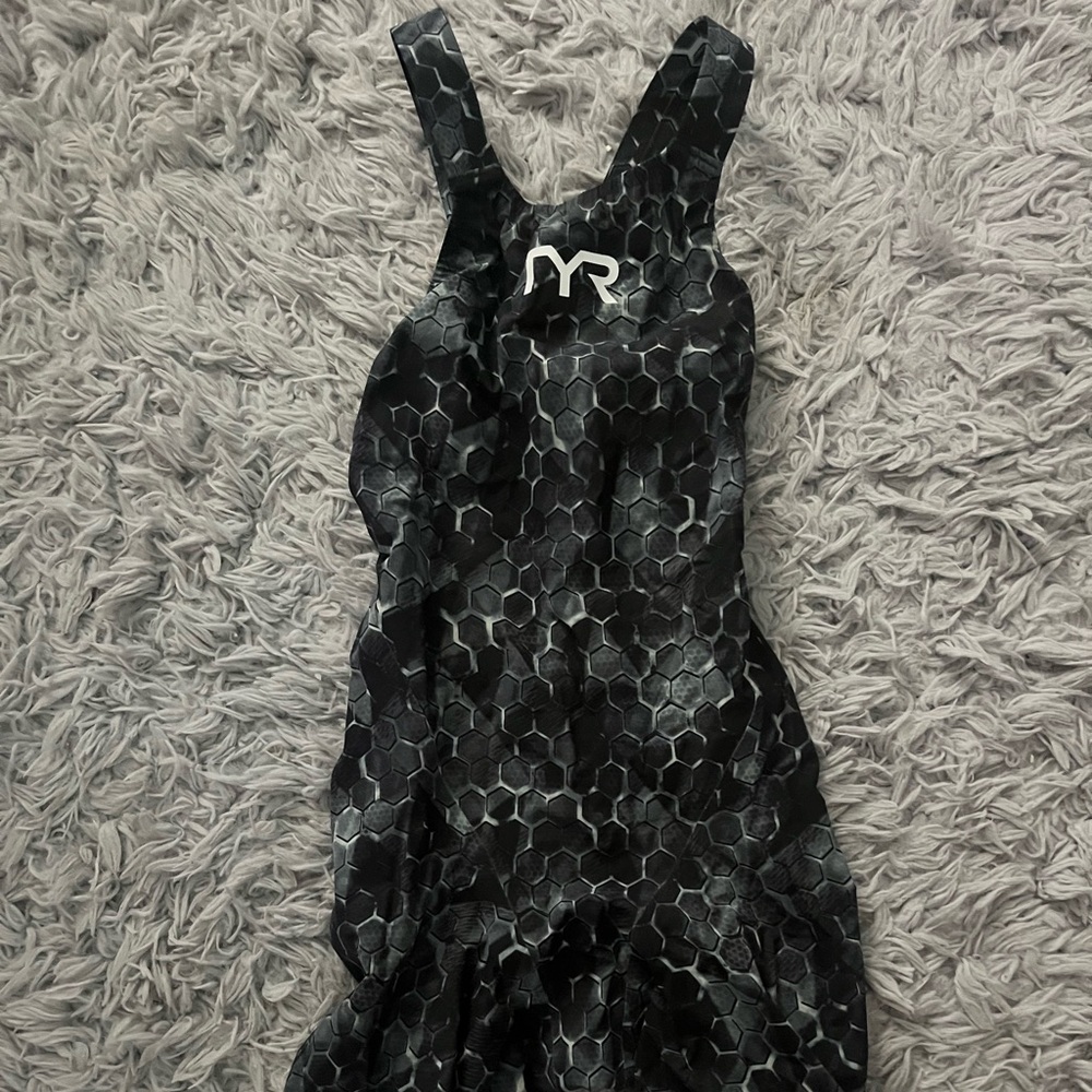 TYR avictor tech suit